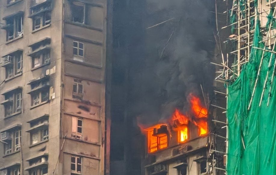 香港宏福苑五级大火 | 清晨时分零星单位冒火光 将爆破搜7厦所有单位