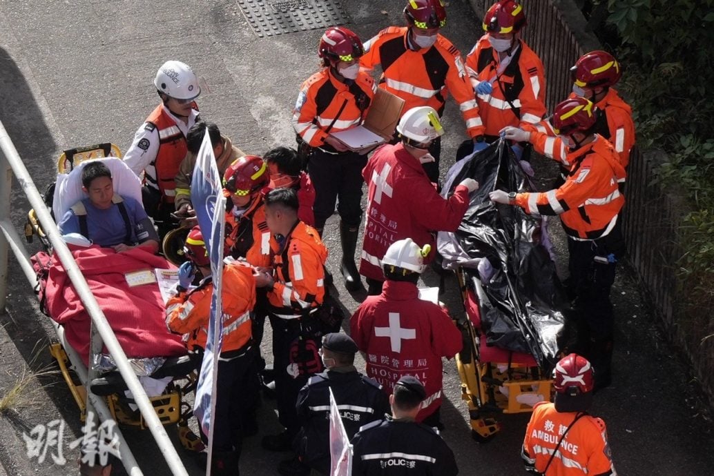 香港宏福苑五级火 | 有婴儿深夜获救 凌晨抬出多具遗体　市民代移加友人寻父母