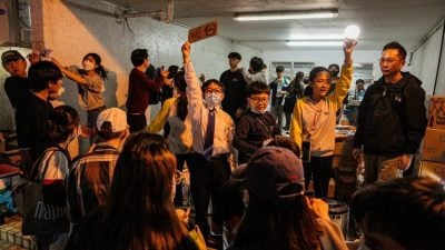 香港五级大火︱处处有情 管理员逐户敲门通知 好心男提供新屋让灾民暂住