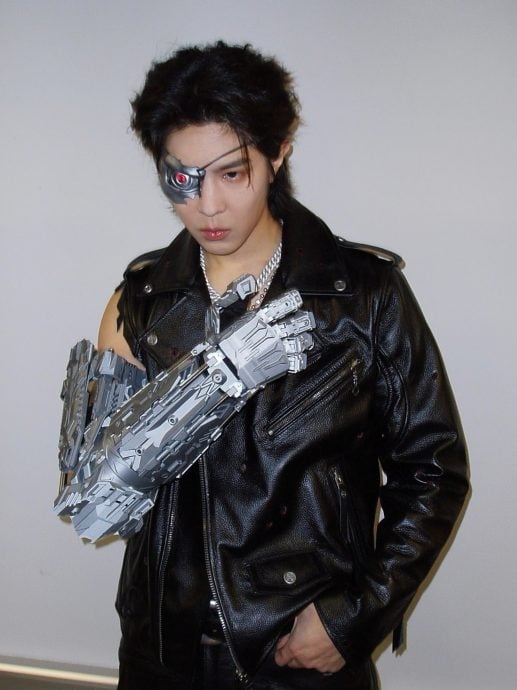 马伯骞台上险遭强吻 网民：诡异得像AI