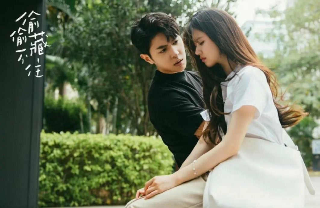 马伯骞台上险遭强吻 网民：诡异得像AI