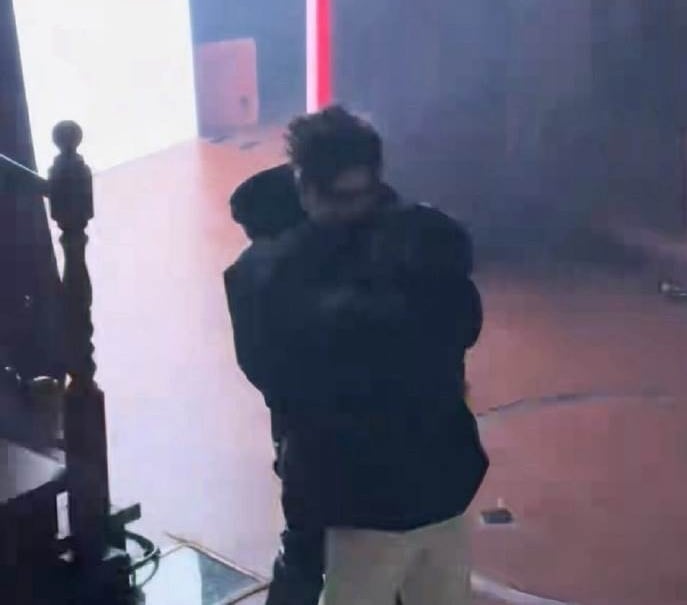 马伯骞台上险遭强吻 网民：诡异得像AI