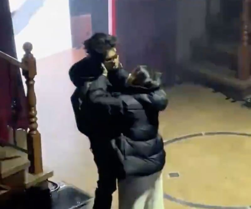 马伯骞台上险遭强吻 网民：诡异得像AI