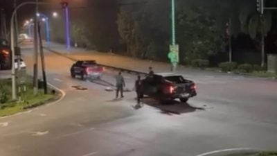 驾四驱车强拉盗电缆  2男落网警扣四驱车