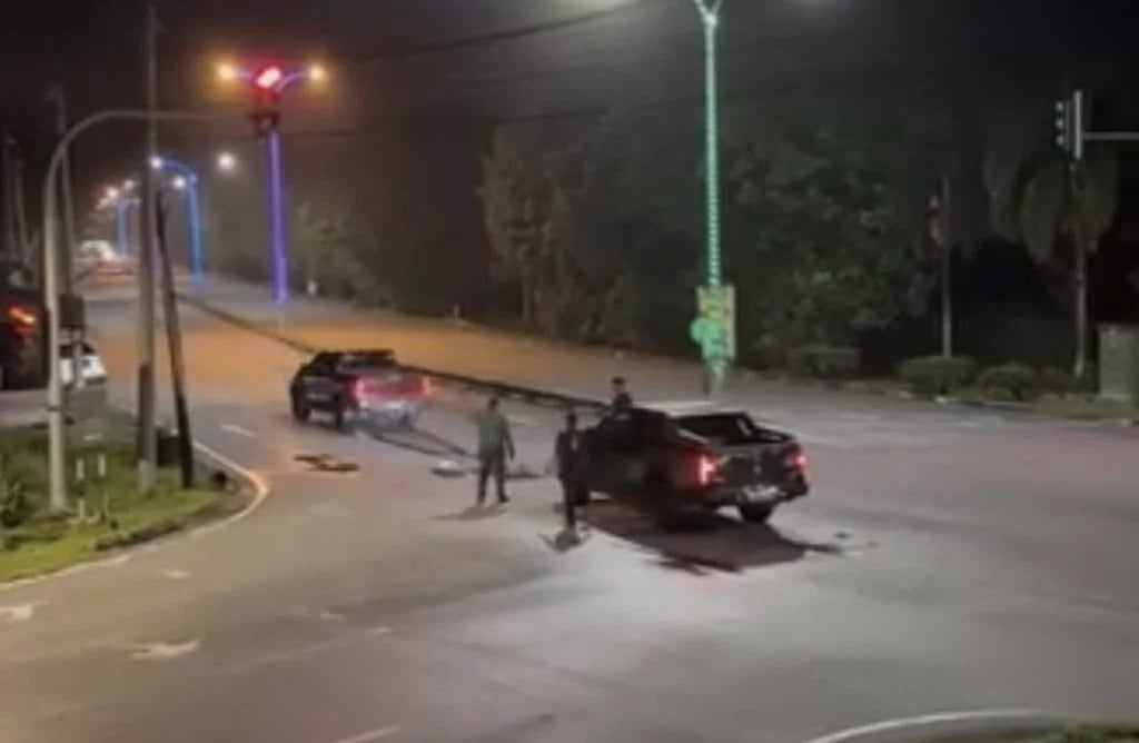 驾四驱车强拉盗电缆 2男落网警扣四驱车