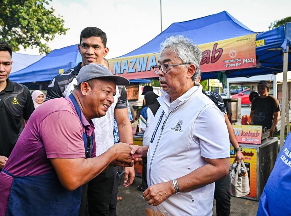 骑单车运动、逛夜市，彭苏丹与民亲近。