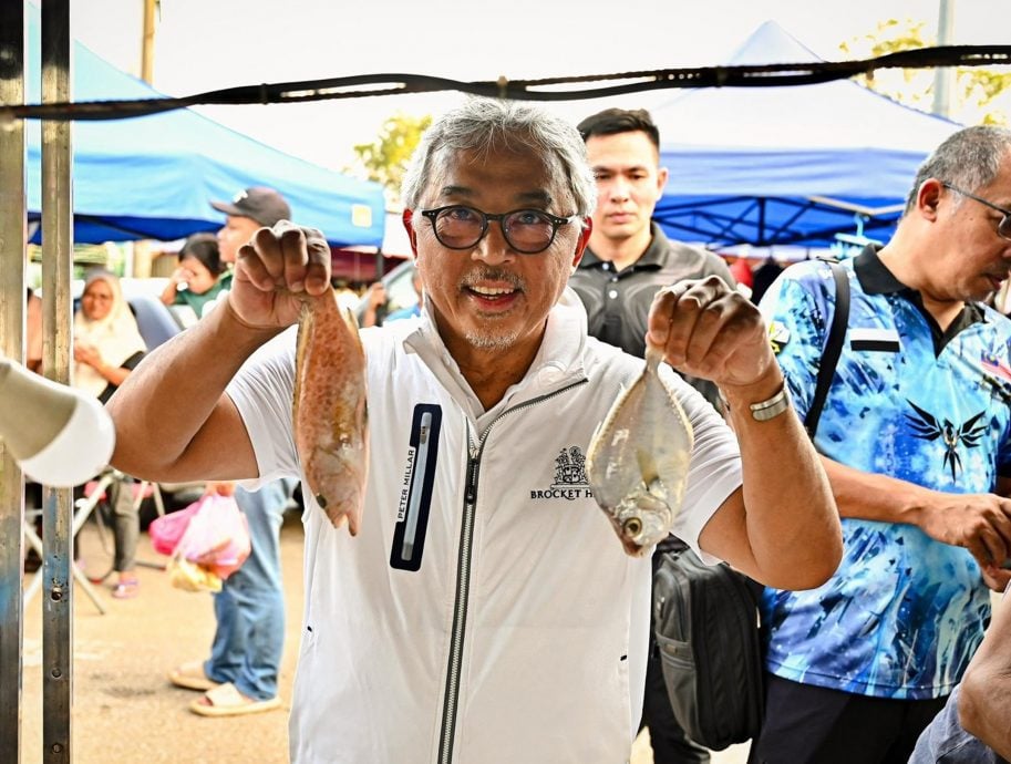 骑单车运动、逛夜市，彭苏丹与民亲近。