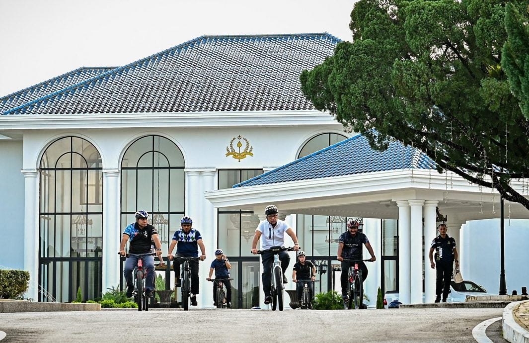 骑单车运动、逛夜市，彭苏丹与民亲近。