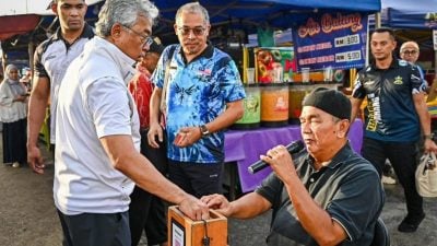 骑脚车 健身 逛夜市  彭苏丹展亲民风采