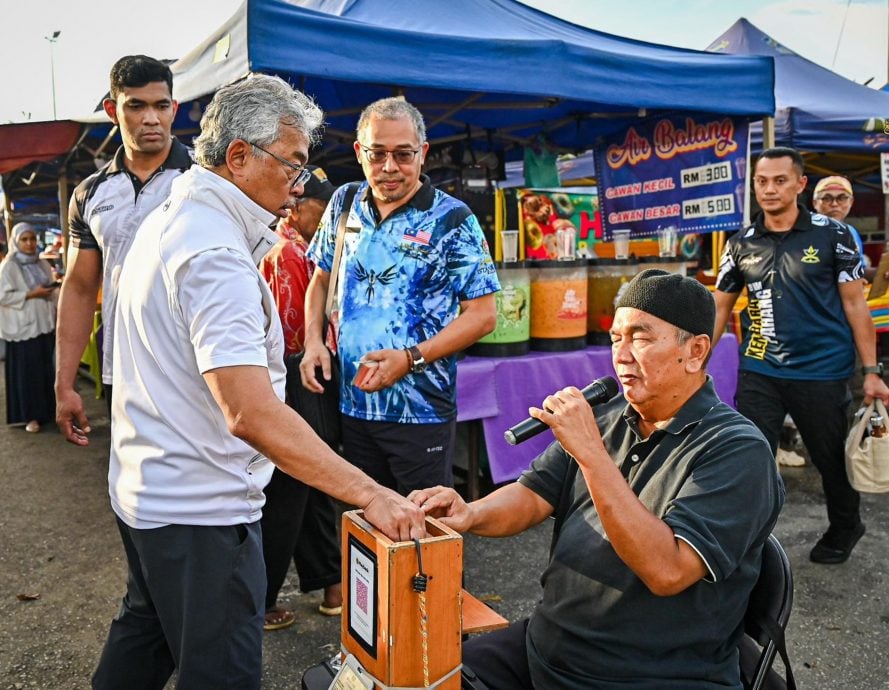 骑单车运动、逛夜市，彭苏丹与民亲近。