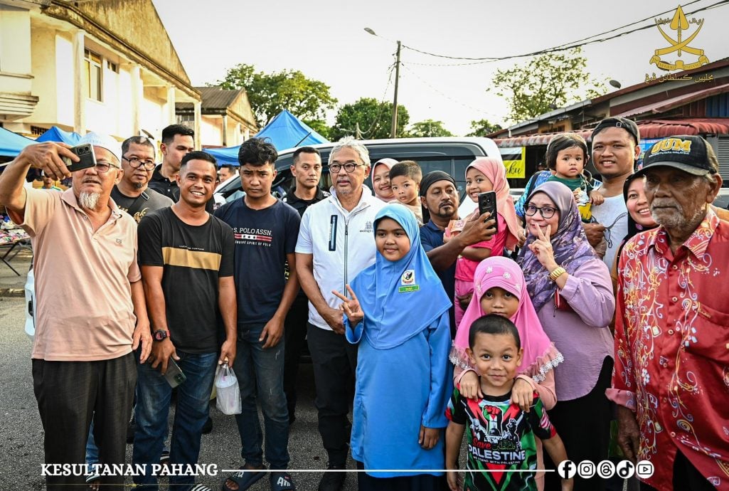 骑单车运动、逛夜市，彭苏丹与民亲近。