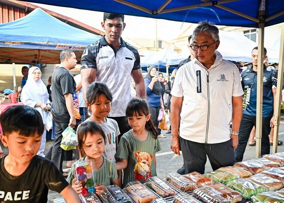 骑单车运动、逛夜市，彭苏丹与民亲近。