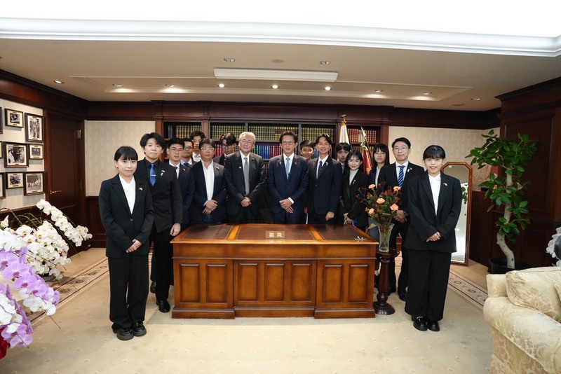 黄国昌访日交流 到访高市早苗自民党总裁办公室