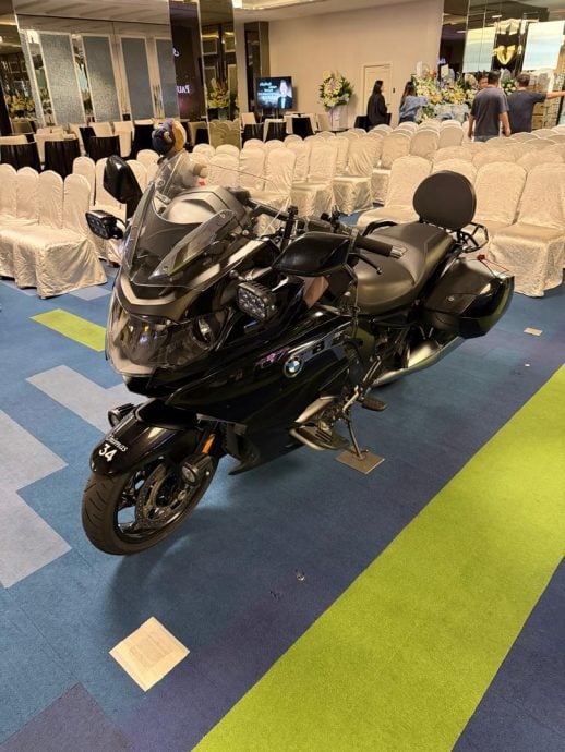 黄志明“爱驹”灵堂曝光 裘海正发文悼念