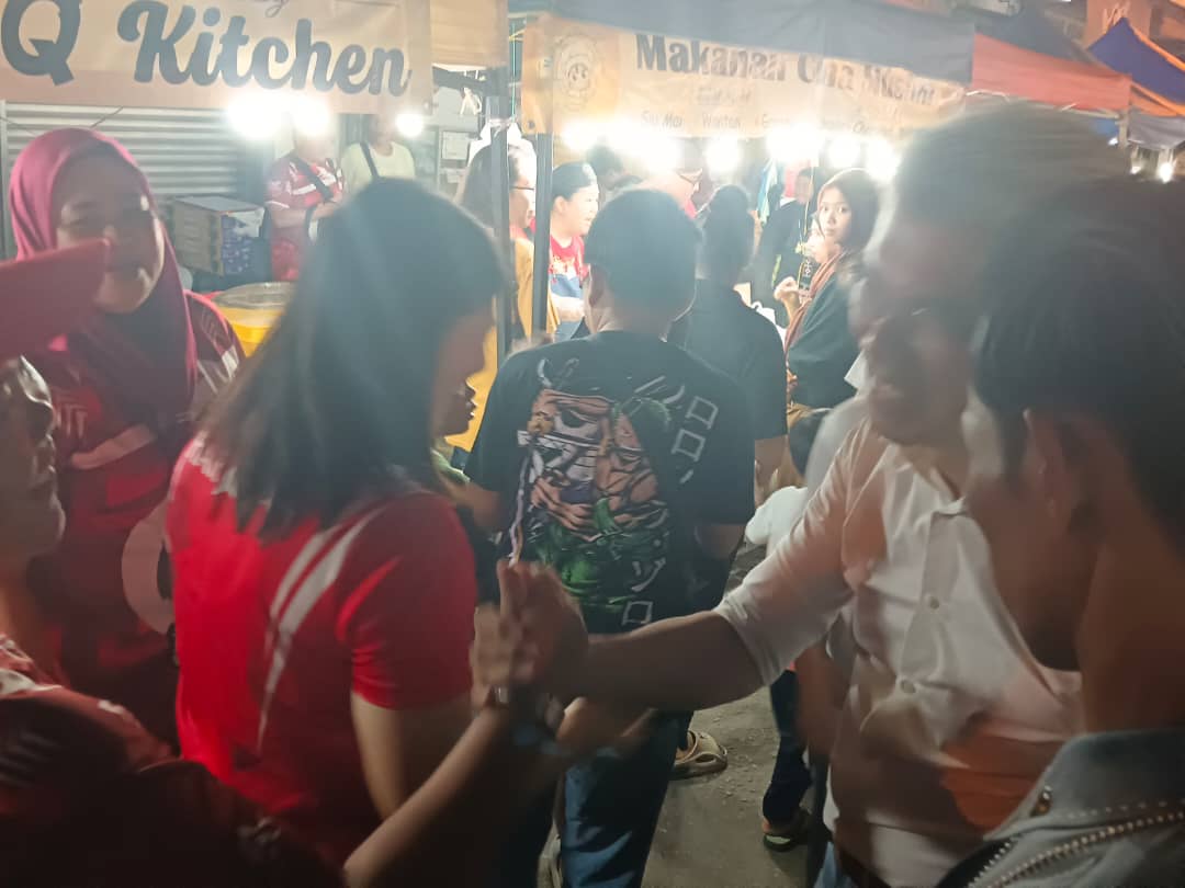 黄诗怡与张克骏夜市拜票狭路相逢视而不见没握手擦身而过