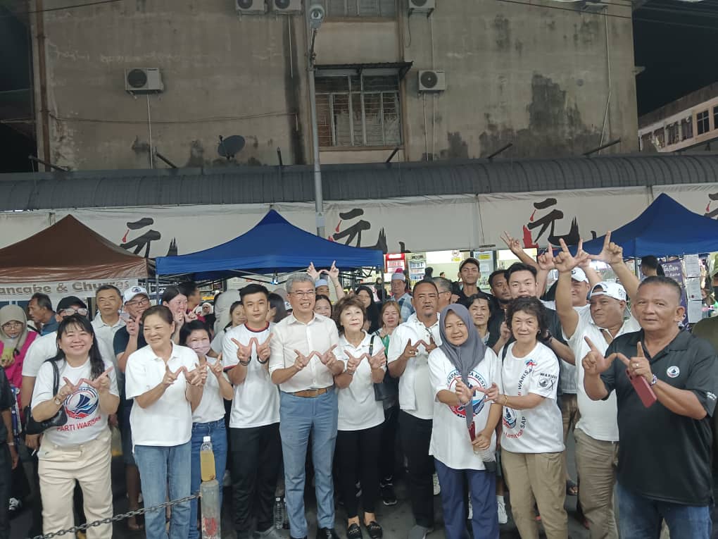 黄诗怡与张克骏夜市拜票狭路相逢视而不见没握手擦身而过