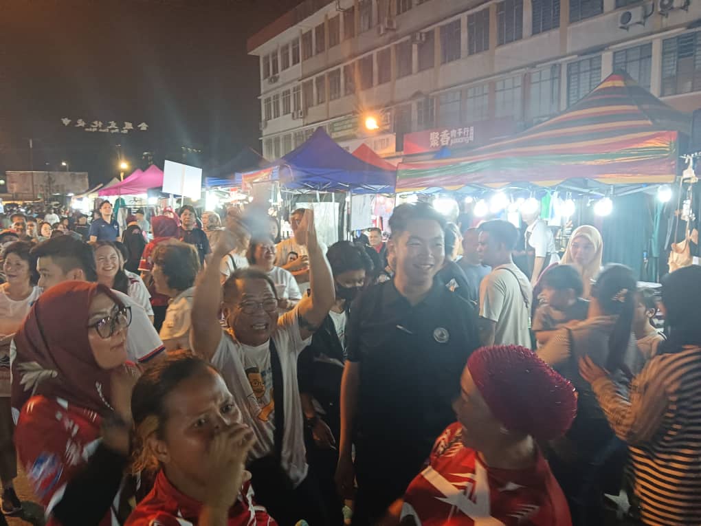 黄诗怡与张克骏夜市拜票狭路相逢视而不见没握手擦身而过