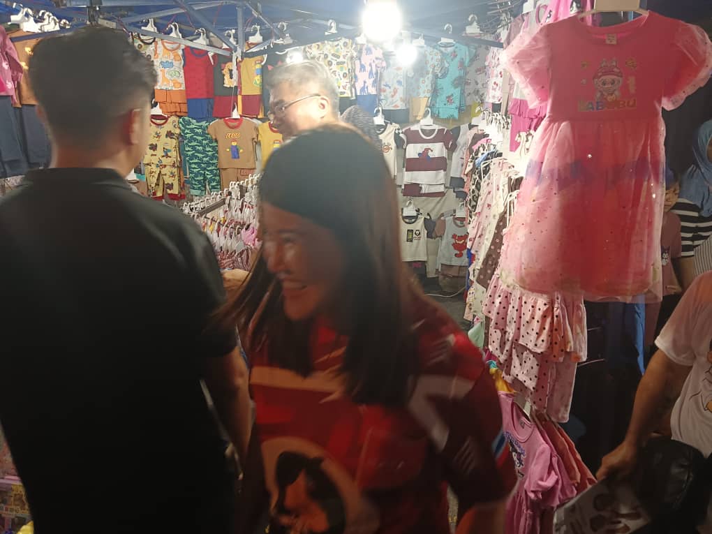 黄诗怡与张克骏夜市拜票狭路相逢视而不见没握手擦身而过