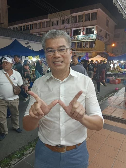 黄诗怡与张克骏夜市拜票狭路相逢视而不见没握手擦身而过