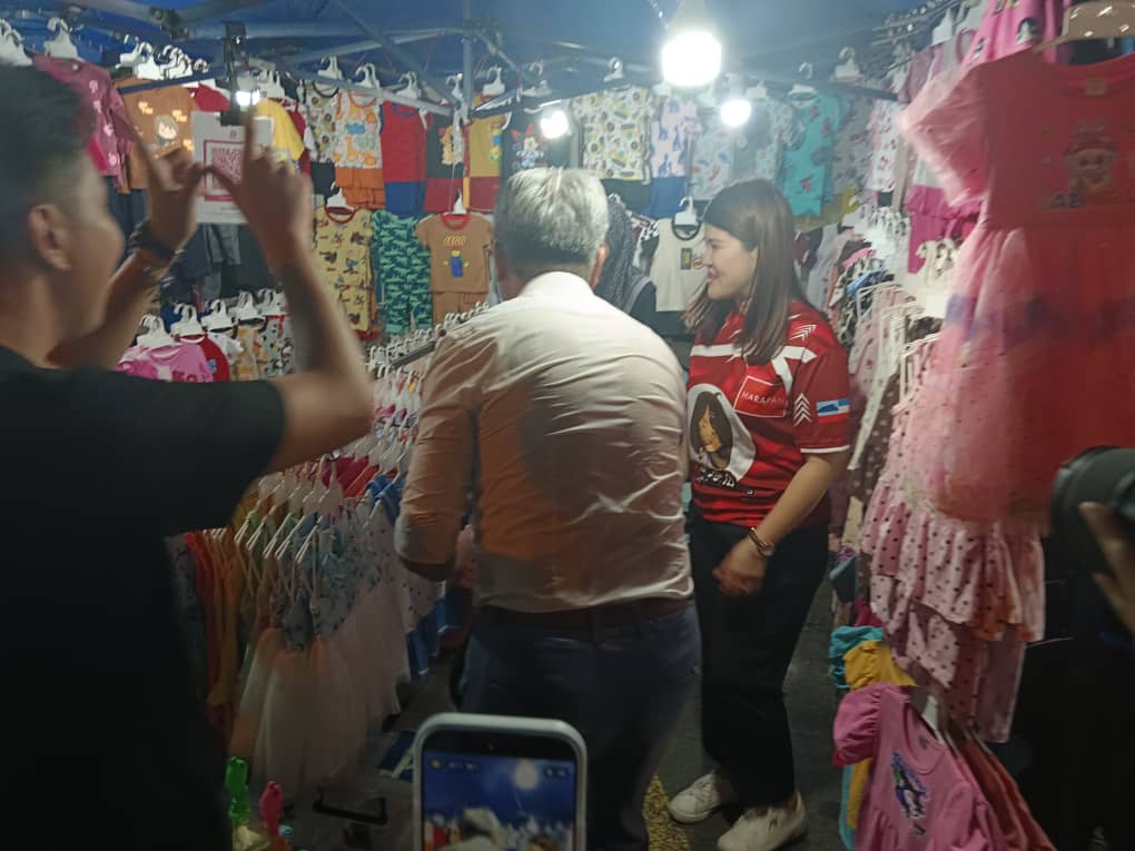 黄诗怡与张克骏夜市拜票狭路相逢视而不见没握手擦身而过