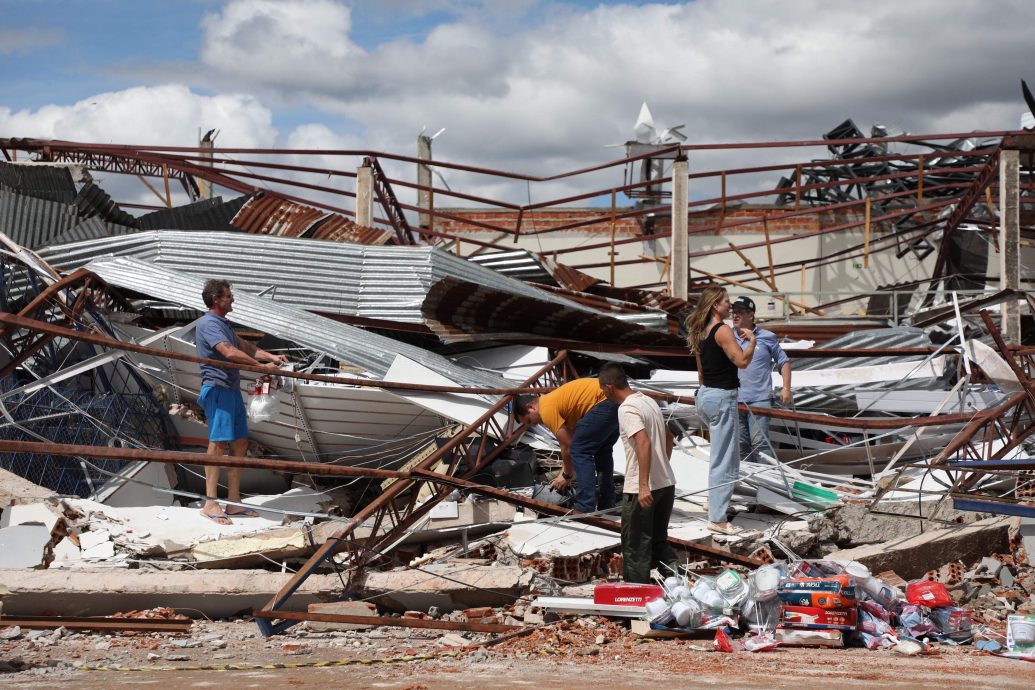 龙卷风袭击巴西南部小镇6死750伤