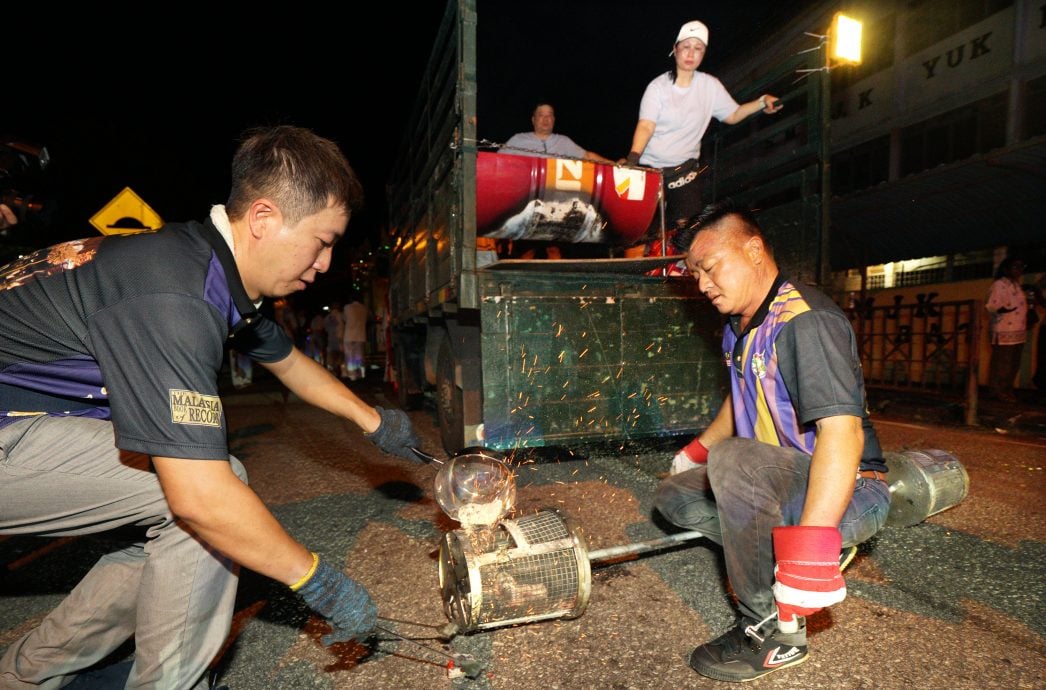 (3/12见报)星角摄/(pk)火壶表演 驯火成水