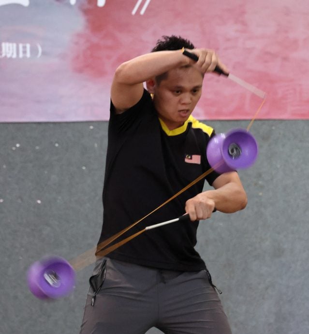 （9/11见报）星角摄/(EA)扯铃