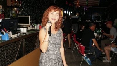 有故事的人 | “金毛鬼仔”中元庆典满场飞   郭燕美奔波街区筹款