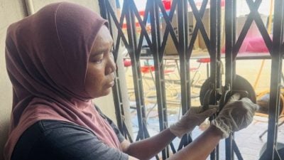 英夫妇受困酒店喊救命？ 酒店澄清：不懂打开旧式铁栅