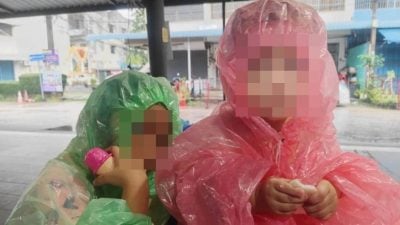 泰南大水灾|记者与友人等不到救援  带小孩涉水离开酒店