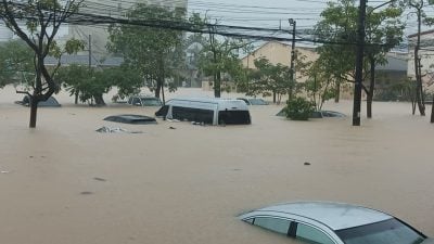 泰南大水灾 | 合艾水灾灾情恶化 受困游客：没见救援船