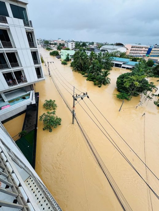 (全国)泰南大水灾:受困者举白旗,向直升机喊救助