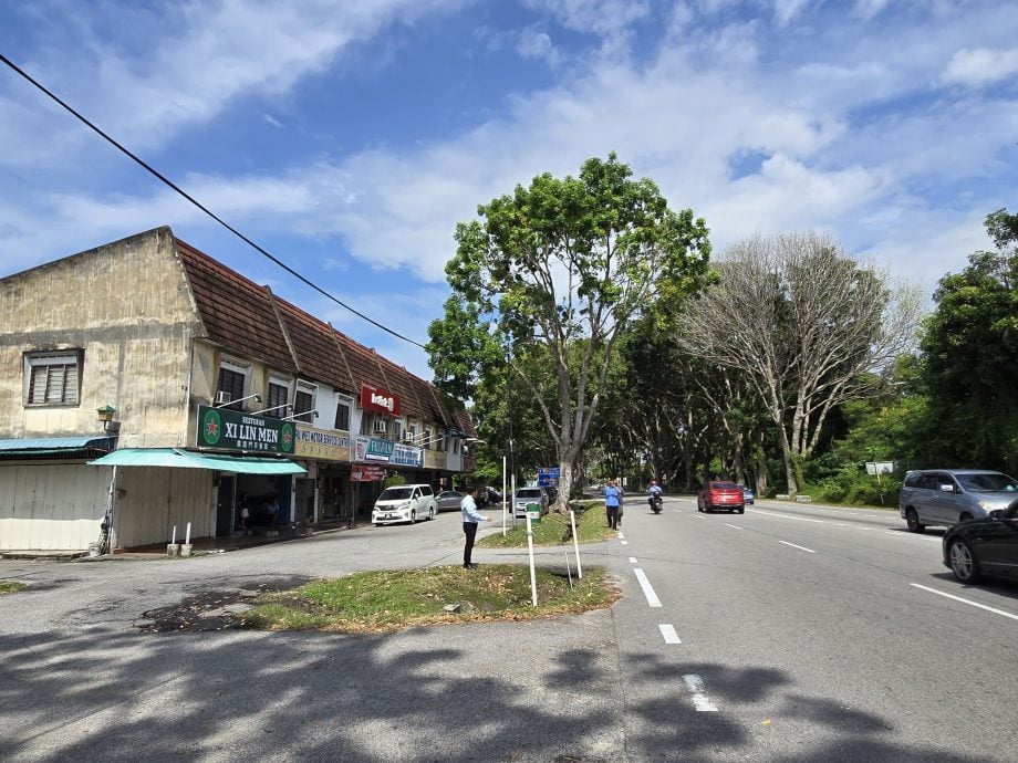 (古城封面主文)小吉里望路狭窄 几乎每月发生1宗车轮陷沟意外