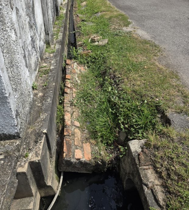 (古城封面主文)小吉里望路狭窄 几乎每月发生1宗车轮陷沟意外