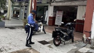 摩托阻走道可被罚 市厅行动前“提醒”移走