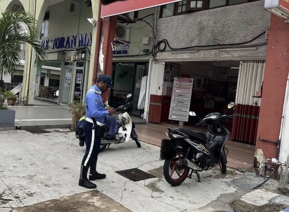 (古城封面主文)摩托车、桌椅、杂物阻碍走道,可被罚!