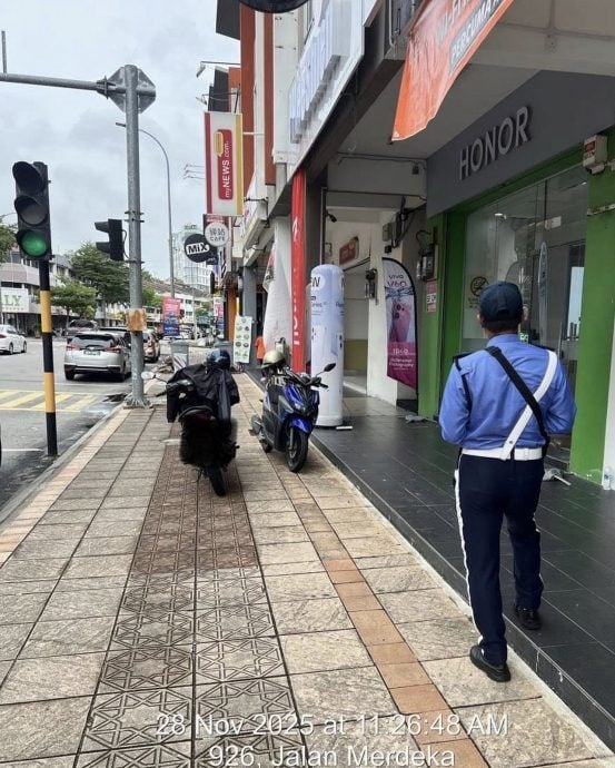 (古城封面主文)摩托车、桌椅、杂物阻碍走道,可被罚!