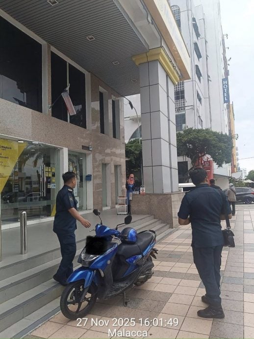 (古城封面主文)摩托车、桌椅、杂物阻碍走道,可被罚!