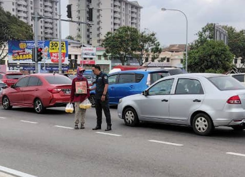 （古城封面主文／签发）卡通人偶与小贩路中兜售遭取缔·市政厅揭部分为罗兴亚人