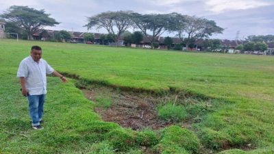 住区草场洞坑处处 长草遮盖没注意易跌倒