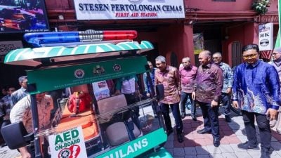 公服局总监巡视无车区    参观急救站设施