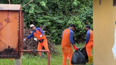 警察宿舍环境脏乱   居民参与清理 未接罚单