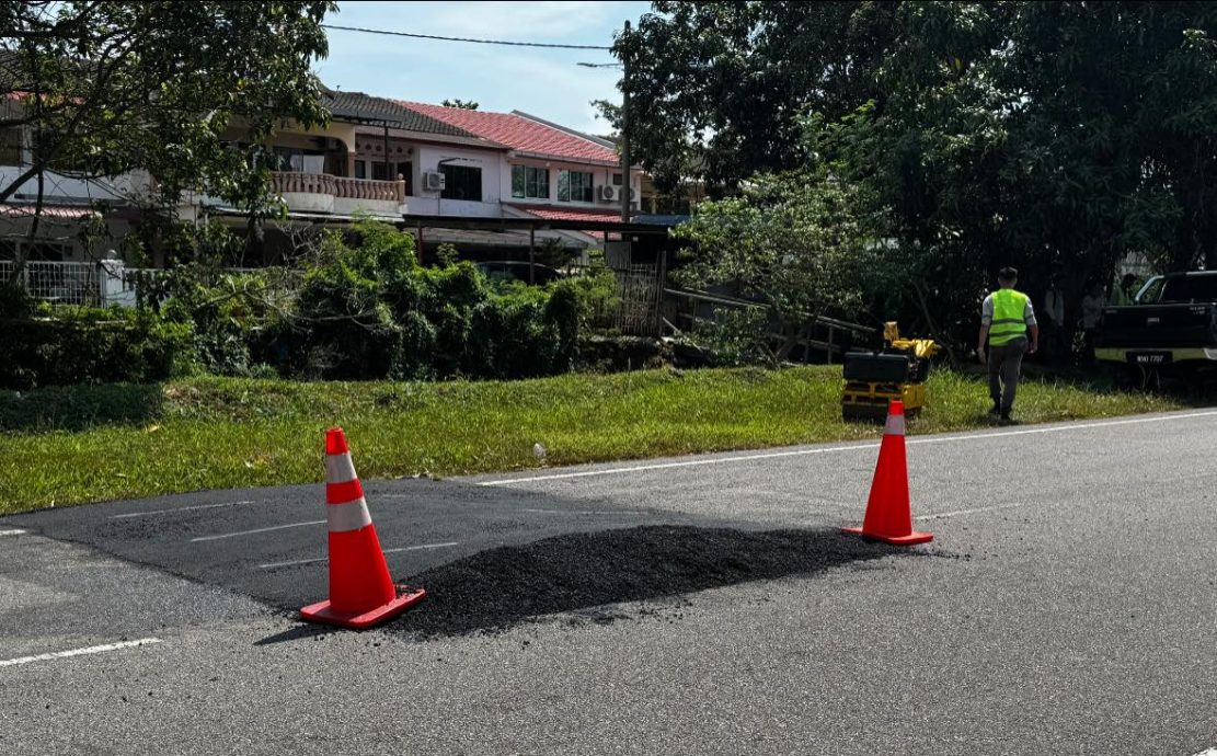 (古城封面副文)武吉波浪英丹路设3路墩防非法飙车