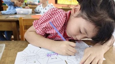 唱歌收礼 创意填色   丁赖儿童节欢乐不断