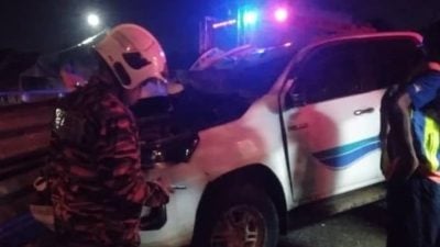 皮卡失控撞分界堤   老翁困车内获救