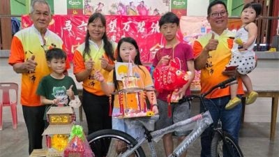 碧清宫灯笼制作赛   黄依柔夺冠赢走脚车