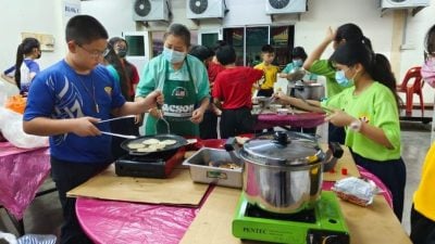 亚罗牙也华小“经商日” 学生亲置摊位当小老板