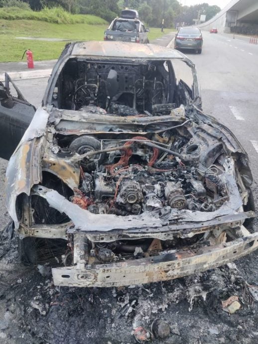 (古城版)休旅车及跑车发生碰撞起火