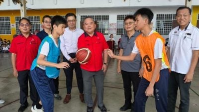 薛任评：篮球架赠培二 赞陈江荣助推动篮运