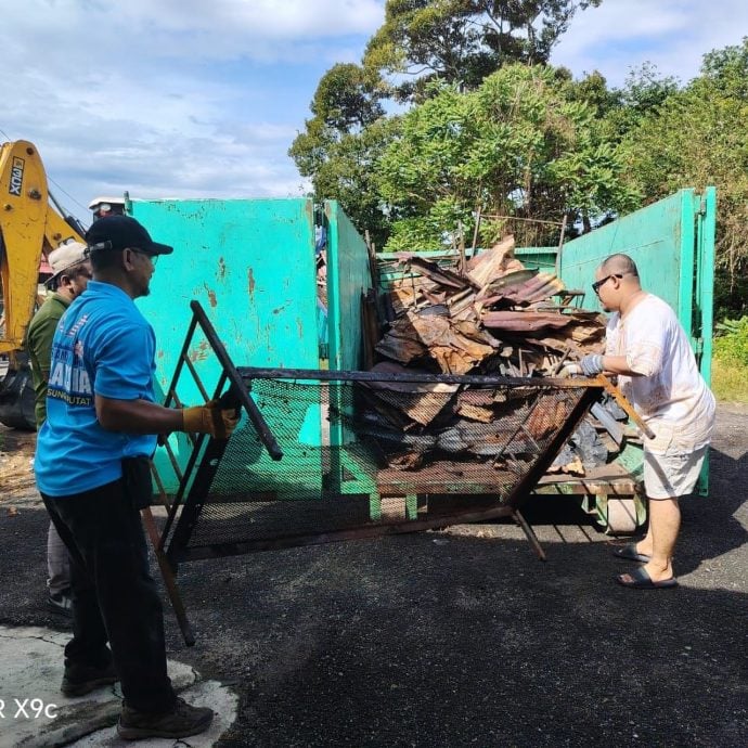 (古城版)汉都亚再也市议会应村民要求,协助清理火灾后现场